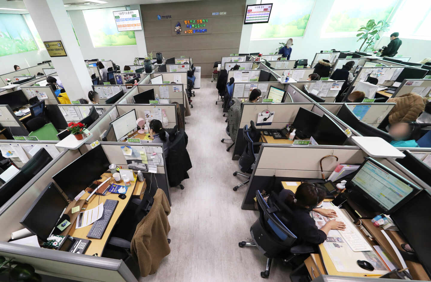 Trabajadores de un call center reciben las llamadas de clientes en una jornada laboral