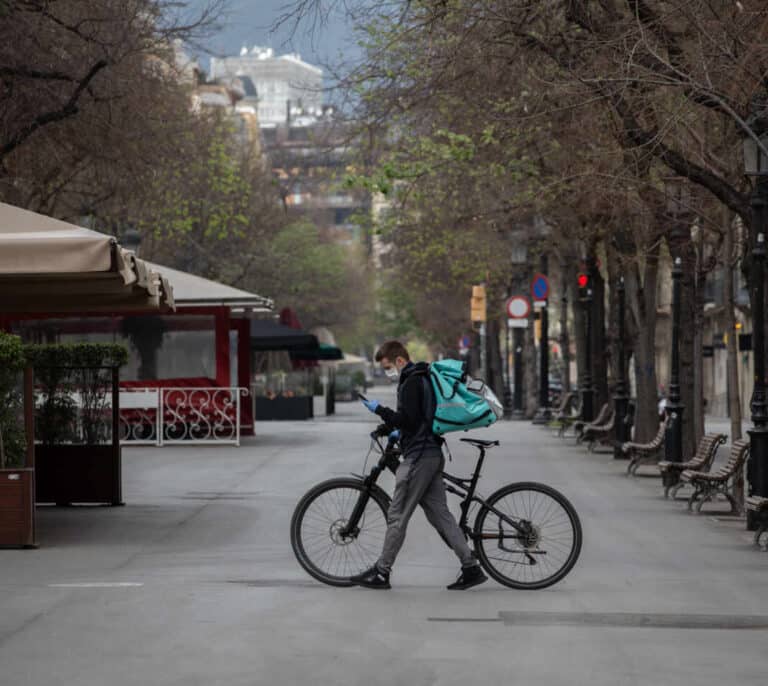 Un juez de Barcelona considera falsos autónomos a los repartidores de Deliveroo