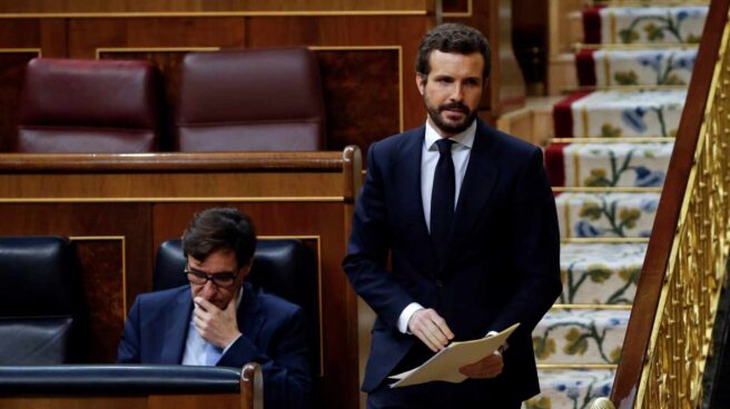 El líder del PP, Pablo Casado; y el ministro de Sanidad, Salvador Illa, en el Congreso.