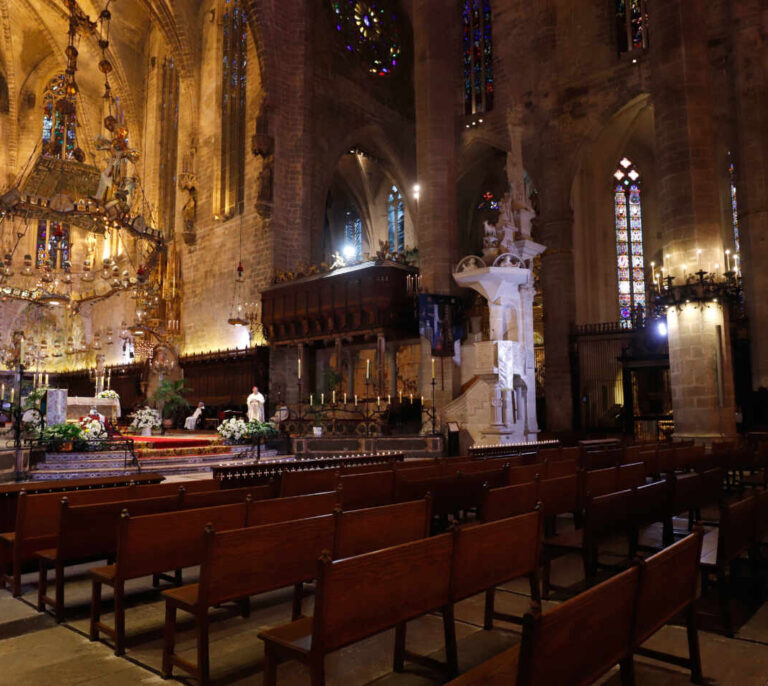 El obispo de Mallorca se pone la segunda dosis de la vacuna contra el Covid-19
