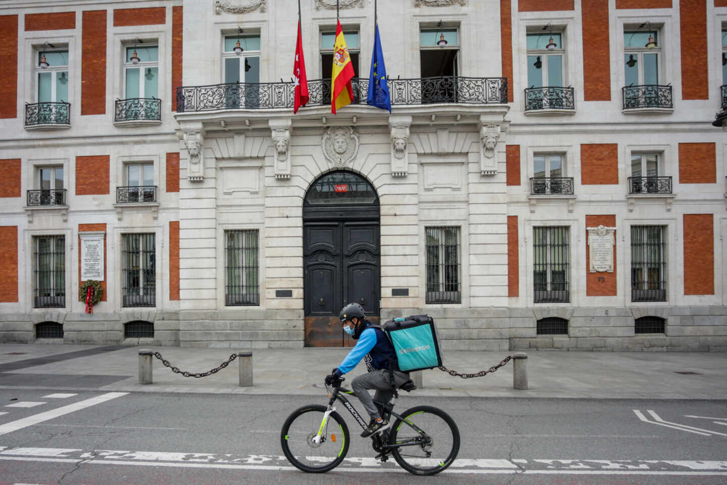 Un 'rider' de Deliveroo circula por la Puerta del Sol.