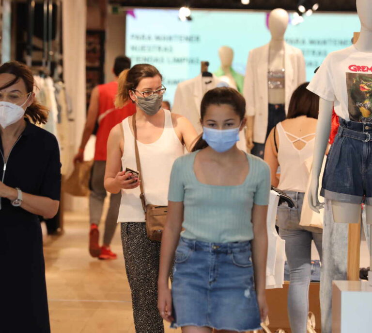 ¿Protegen las mascarillas de tela contra las nuevas cepas? La OMS avisa