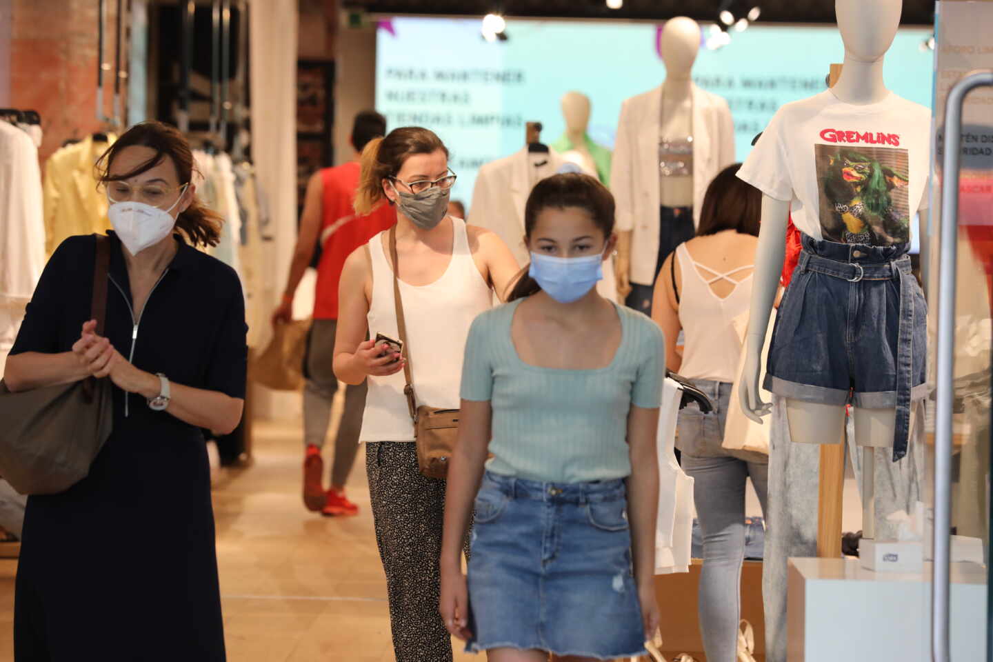 ¿Protegen las mascarillas de tela contra las nuevas cepas? La OMS avisa