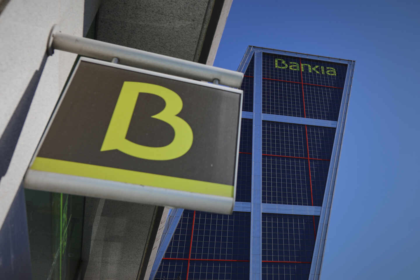 Sucursal y sede de Bankia en las torres Kio, en Madrid.