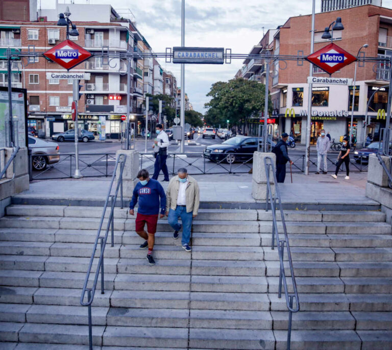 Un policía rescata a un hombre a punto de ser arrollado por el Metro