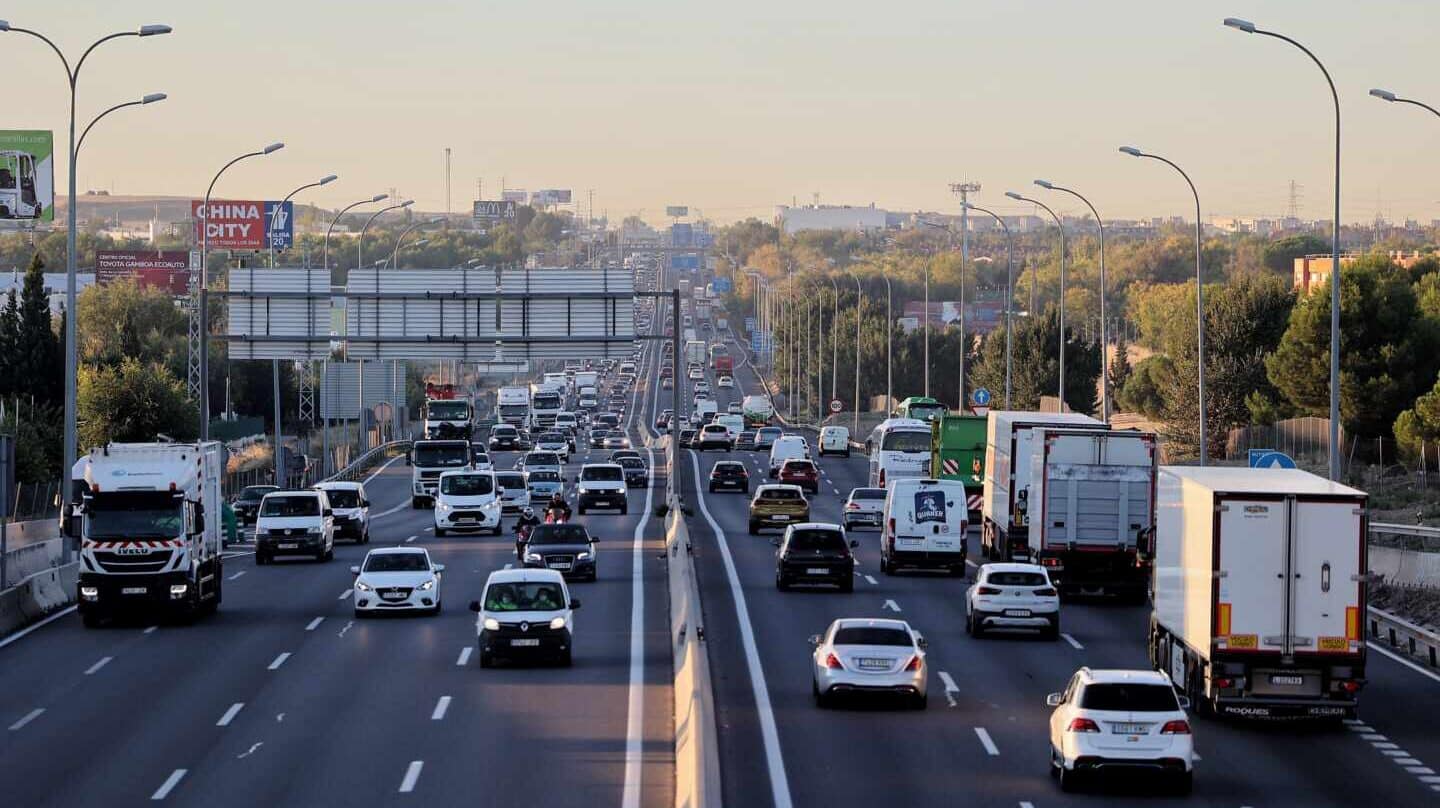 Tráfico en la autovía A-4 con la M-50, en Madrid, el pasado octubre.