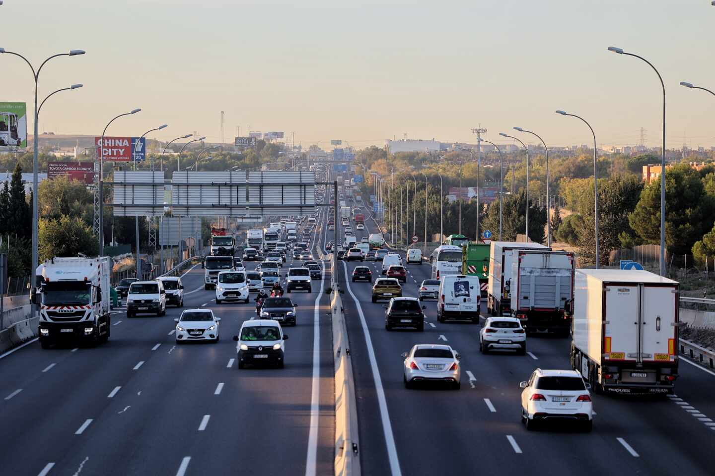 Tráfico en la autovía A-4 con la M-50, en Madrid, el pasado octubre.