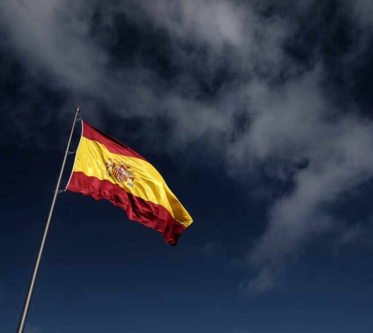 El artista subvencionado con 12.750€ por renovar banderas de España: "Está muy criticada por ciertos grupos políticos"