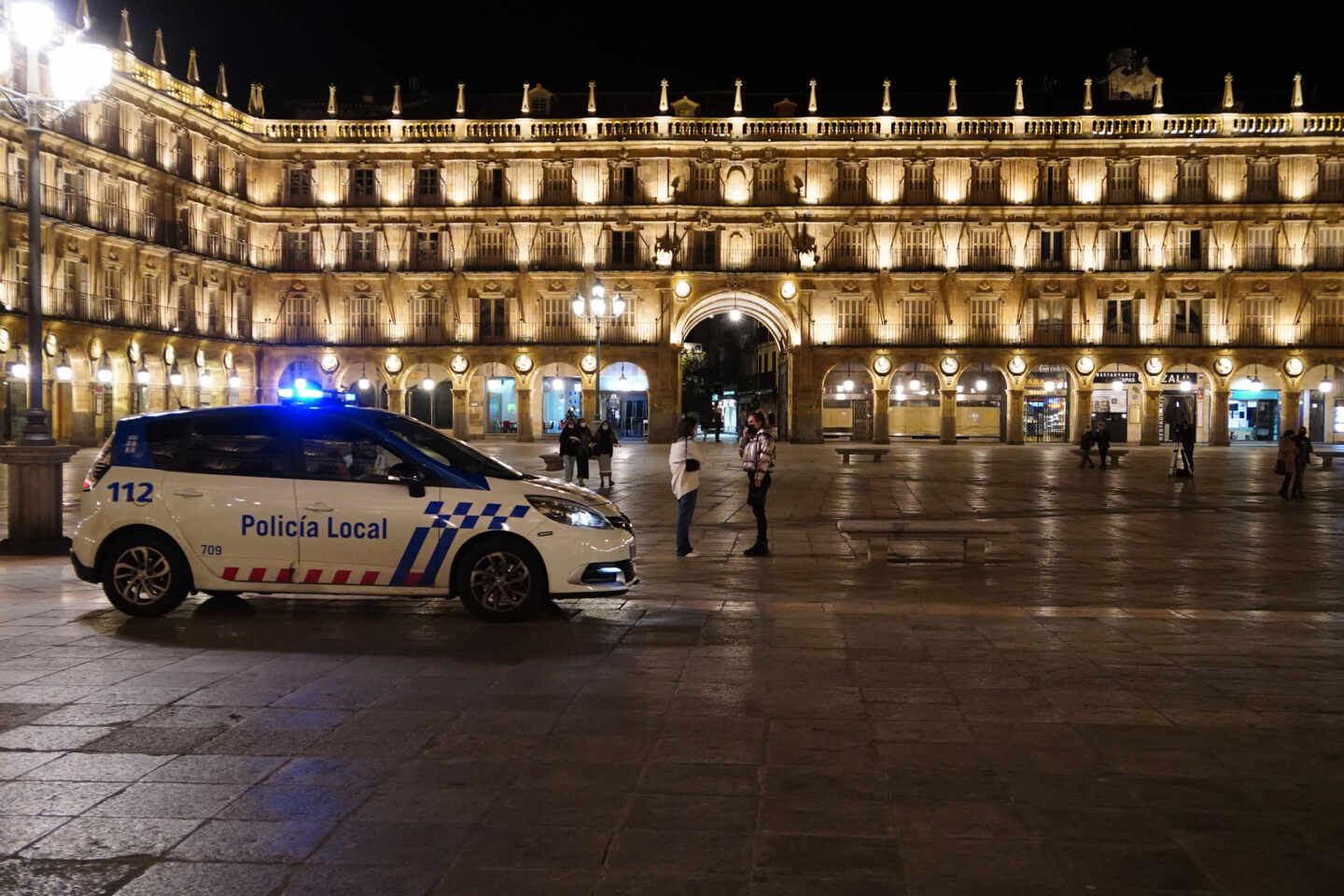 Dimite un alto cargo de Cs en Salamanca por asistir a una fiesta ilegal y desafiar a la policía: "A vosotros os pago yo"