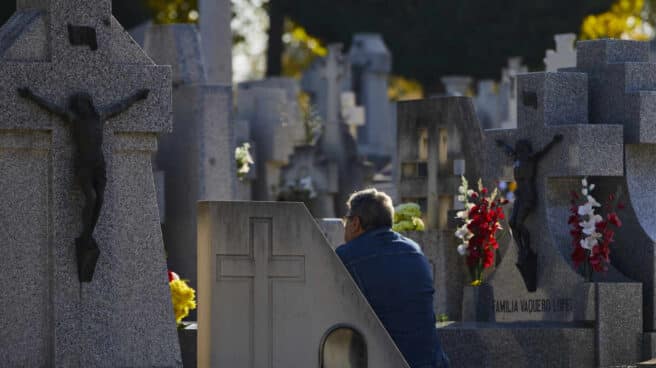 Visitante en el recinto del Cementerio de la Almudena, en Madrid.