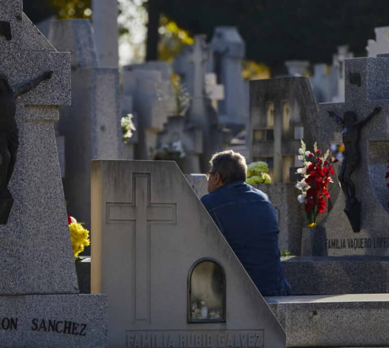 El año 2020 cierra con 70.703 muertes más de la esperadas