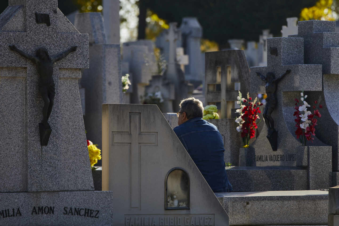 Visitante en el recinto del Cementerio de la Almudena, en Madrid.