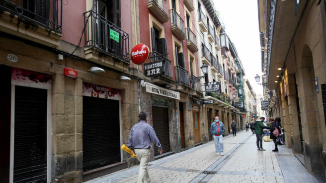EuropaPress_3417613_varias_personas_pasean_calle_establecimientos_pintxos_cerrados_dia_entrada Casco viejo de San Sebastián.