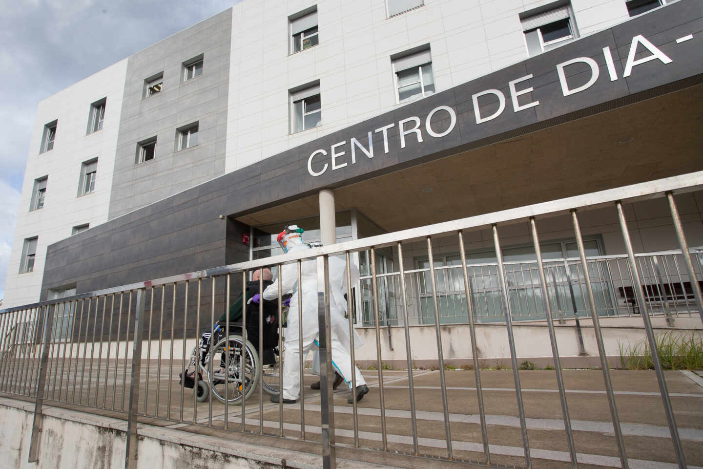 Sanitarios en un centro de mayores en Lugo.