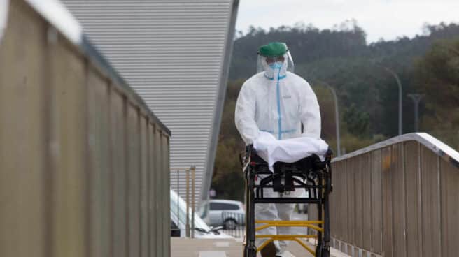 Un trabajador sanitario, en la residencia de ancianos de San Cibrao, Lugo.