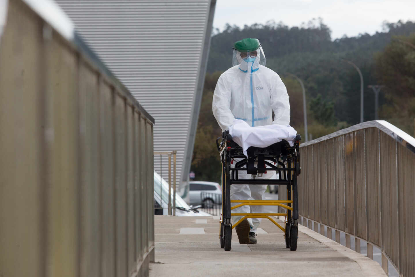 Un trabajador sanitario, en la residencia de ancianos de San Cibrao, Lugo.