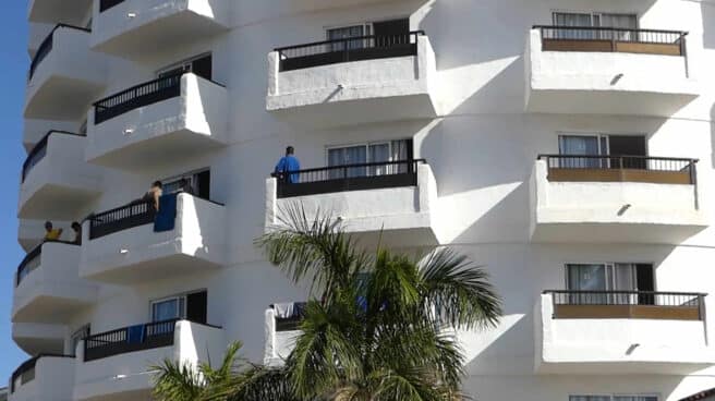 Fachada y balcones del hotel Waikiki donde han acogido a decenas de migrantes.
