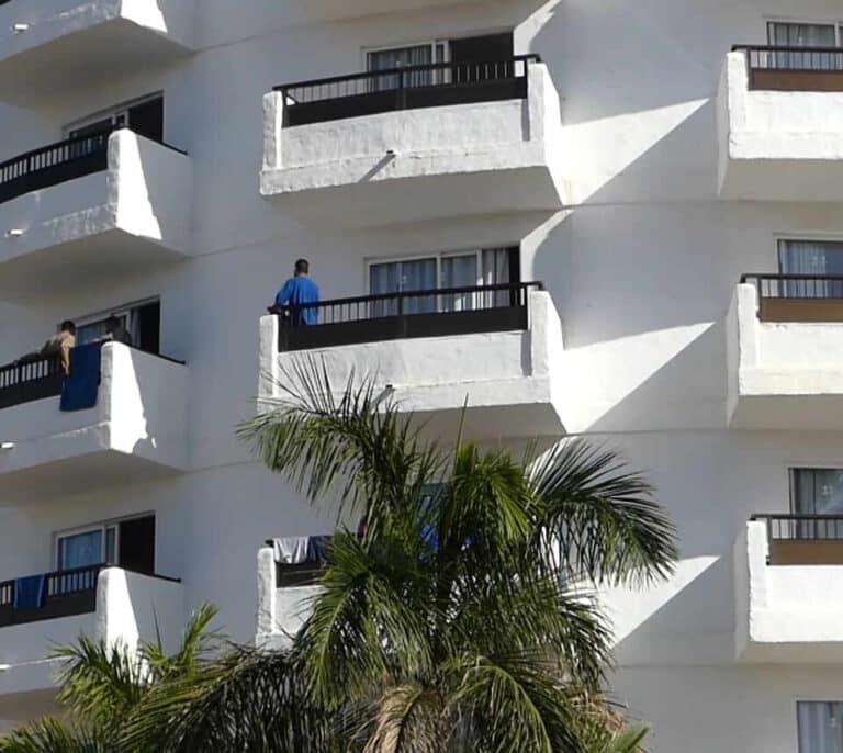 Escrivá dice que en febrero se habrá trasladado a los inmigrantes alojados en hoteles en Canarias