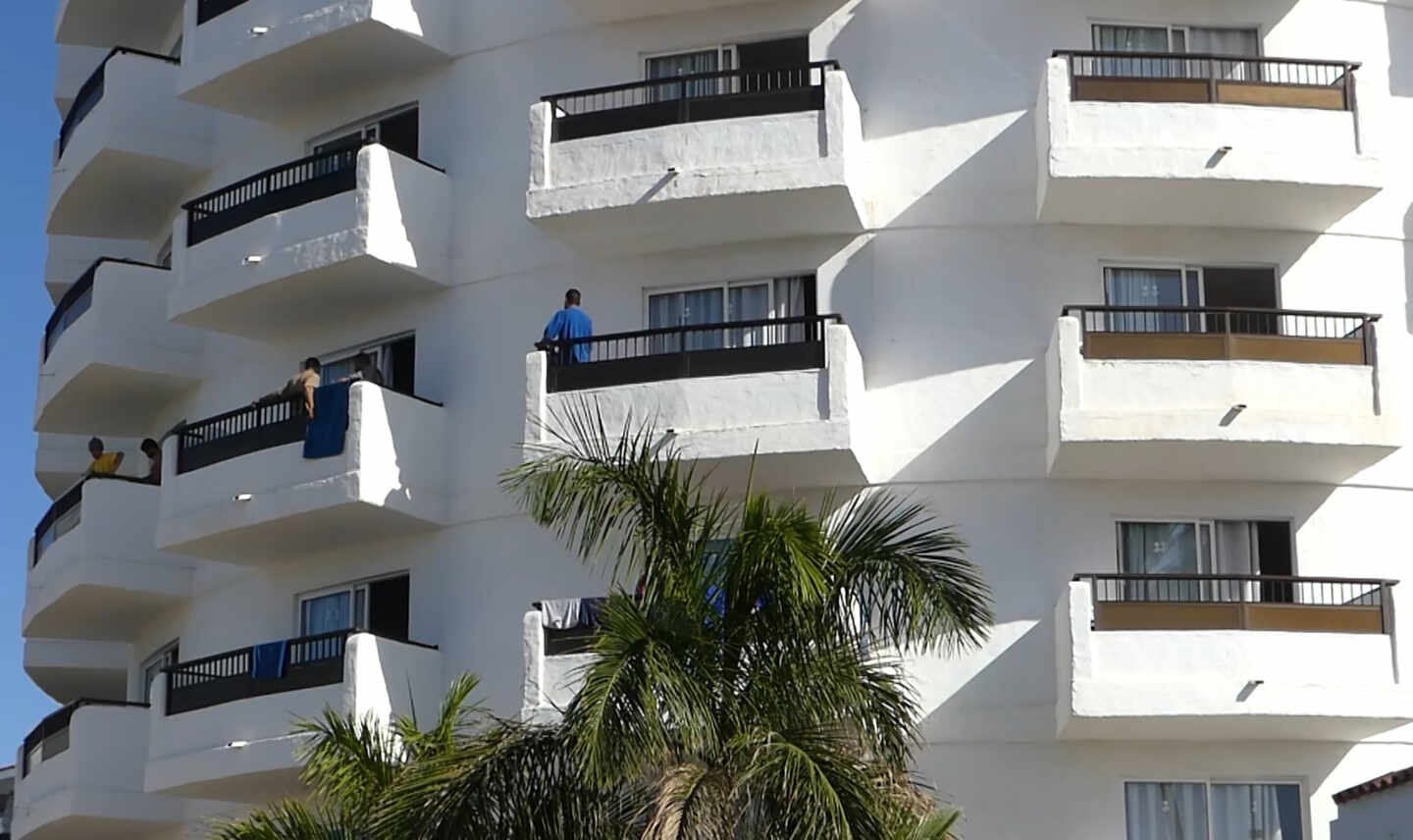 Fachada y balcones del hotel Waikiki donde han acogido a decenas de migrantes.