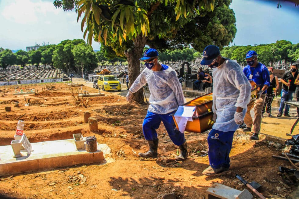 Entierro de una víctima de coronavirus en el cementerio de Sao Francisco Xavier, en Río de Janeiro.