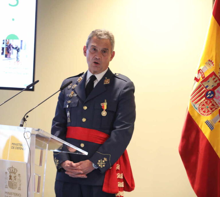 Guardias civiles y policías sobre la vacunación del JEMAD: "Es una grave desconsideración hacia otros colectivos"