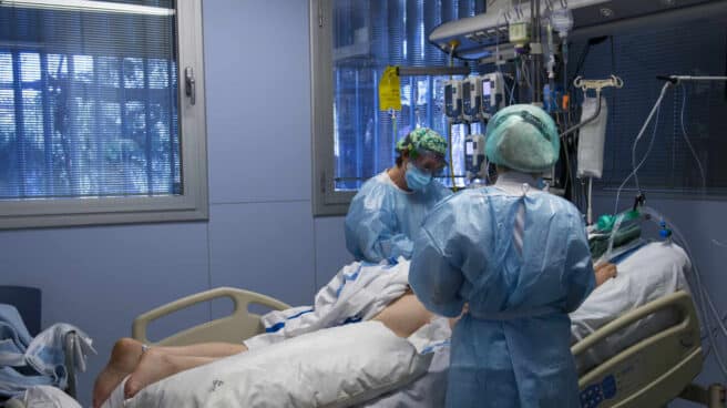 Un paciente ingresado en una UCI. Un paciente ingresado en una UCI.