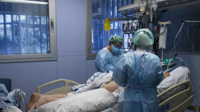 España suma 432 muertes pero sigue bajando la incidencia y la presión en los hospitales