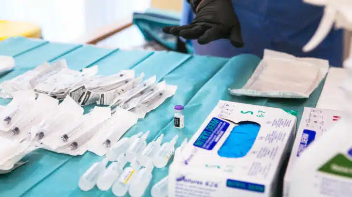 Pfizer aumentará el suministro el 15 de febrero tras retomar el envío de vacunas a la UE