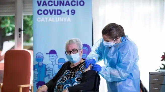 Cataluña, a la cola en la vacunación a mayores de 80 años con un 37% de primeras dosis
