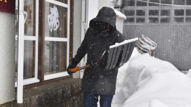Un hombre aparta la nieve con una pala en el Pirineo aragonés, en Huesca. Un hombre aparta la nieve con una pala en el Pirineo aragonés, en Huesca.