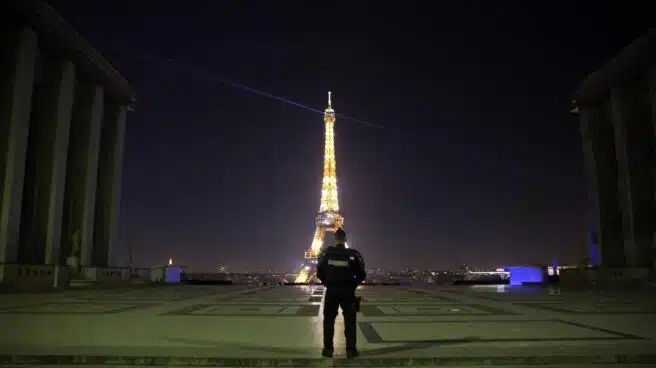 Francia confina París y otros departamentos durante un mes ante el repunte de casos