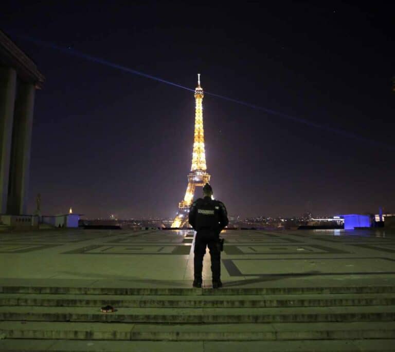 Francia confina París y otros departamentos durante un mes ante el repunte de casos