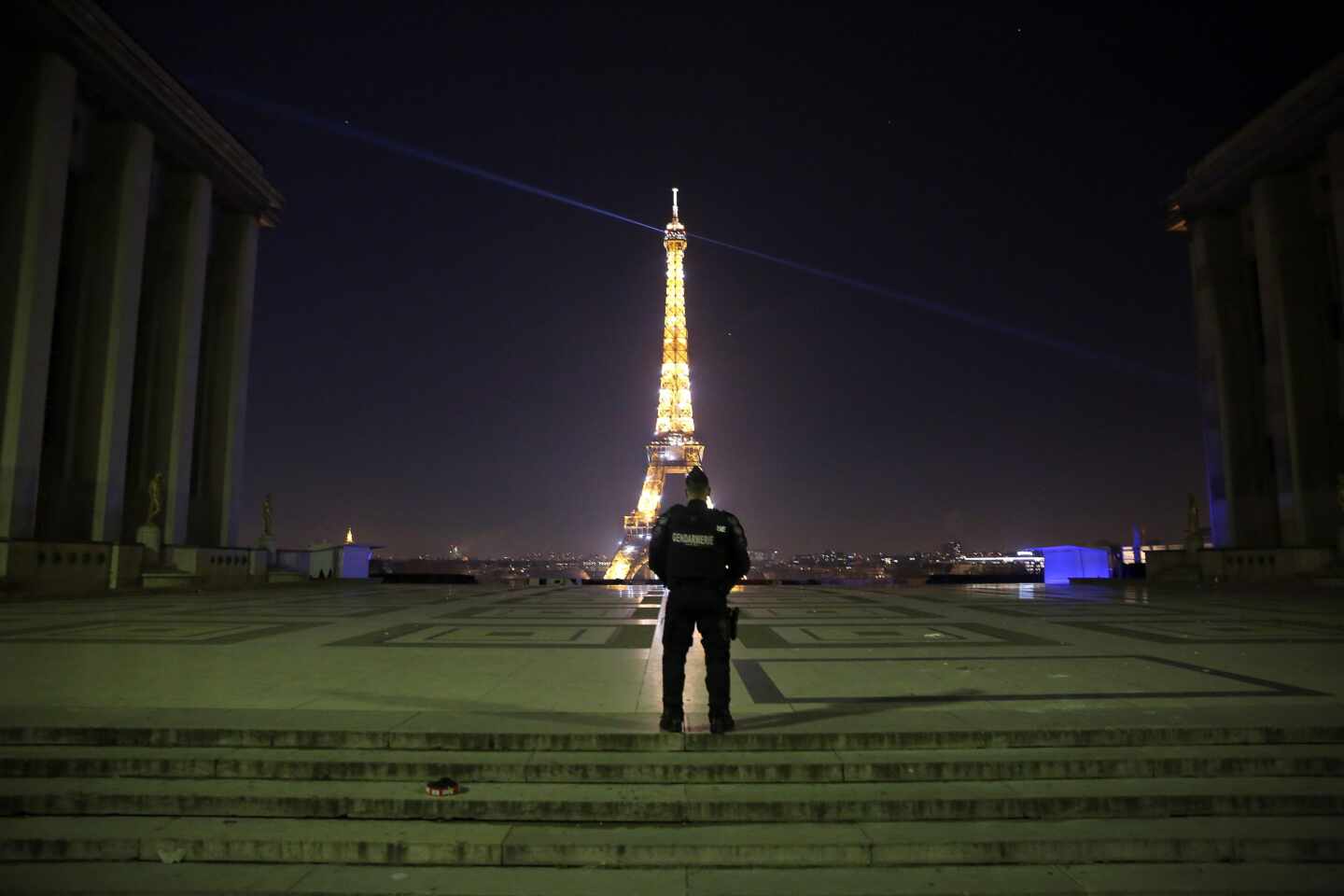 Un policía, ante la Torre Eiffel en París.