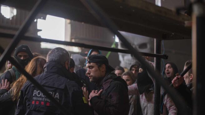 Un Mosso d'Esquadra frente a varios de los participantes en la ‘rave'
