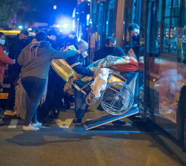 Una fallecida y 21 hospitalizados en el incendio de una residencia de ancianos en Sevilla