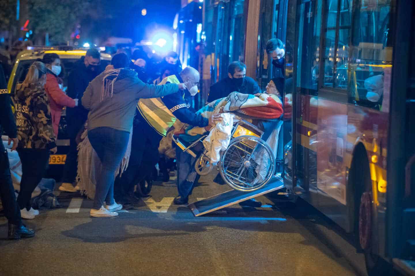 Una fallecida y 21 hospitalizados en el incendio de una residencia de ancianos en Sevilla