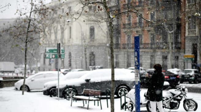 Coches bajo la nieve en Madrid.