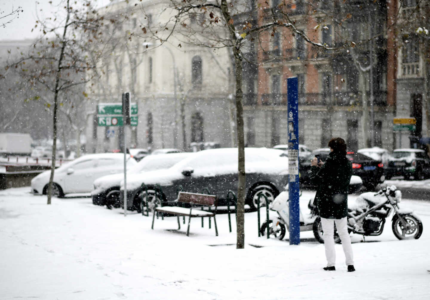 Coches bajo la nieve en Madrid.