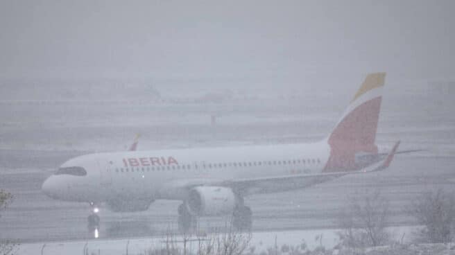 Un avión de la compañía Iberia en el Aeropuerto de Madrid-Barajas Adolfo Suárez, en Madrid (España), este viernes.
