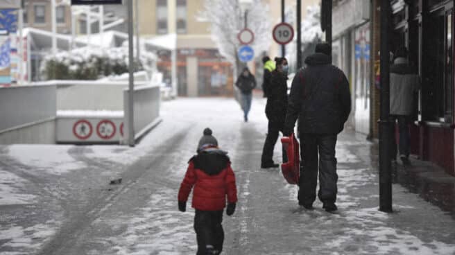 Un niño pasea por las calles tras el paso de la borrasca Filomena, en Huesca, Aragón. Un niño pasea por las calles tras el paso de la borrasca Filomena, en Huesca, Aragón.