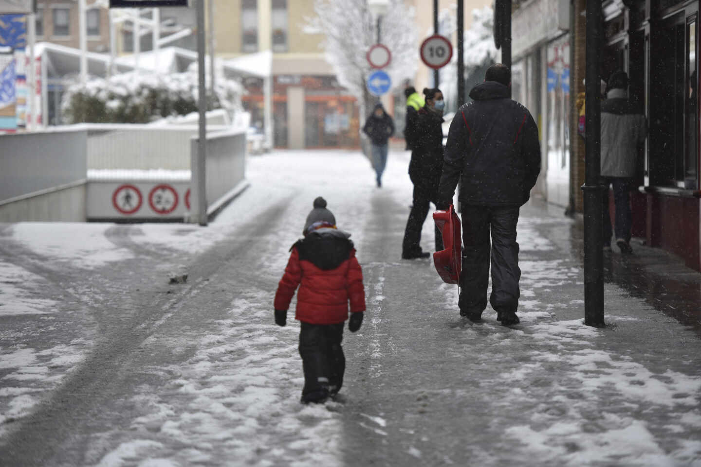 Un niño pasea por las calles tras el paso de la borrasca Filomena, en Huesca, Aragón.