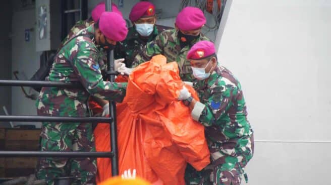 Oficiales de búsqueda y rescate (SAR) llevan los escombros de Sriwijaya Air SJ 182 hallados en el mar.
