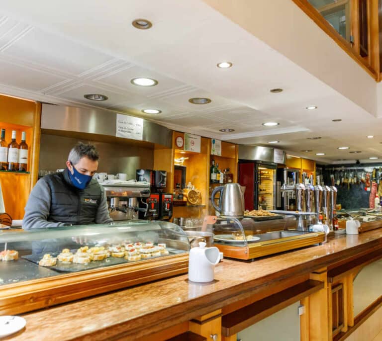 Castilla y León cerrará interior de bares, centros comerciales y gimnasios desde el miércoles