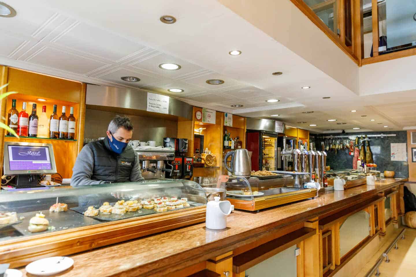 Un camarero en un bar en Segovia, Castilla y León