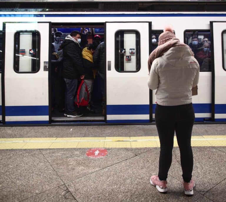 La Comunidad de Madrid no prorrogará la rebaja del 50% del abono transporte en 2023