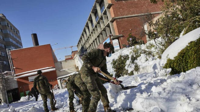 Militares del Ejército de Tierra limpian el acceso de entrada al Hospital Gregorio Marañón, en Madrid.