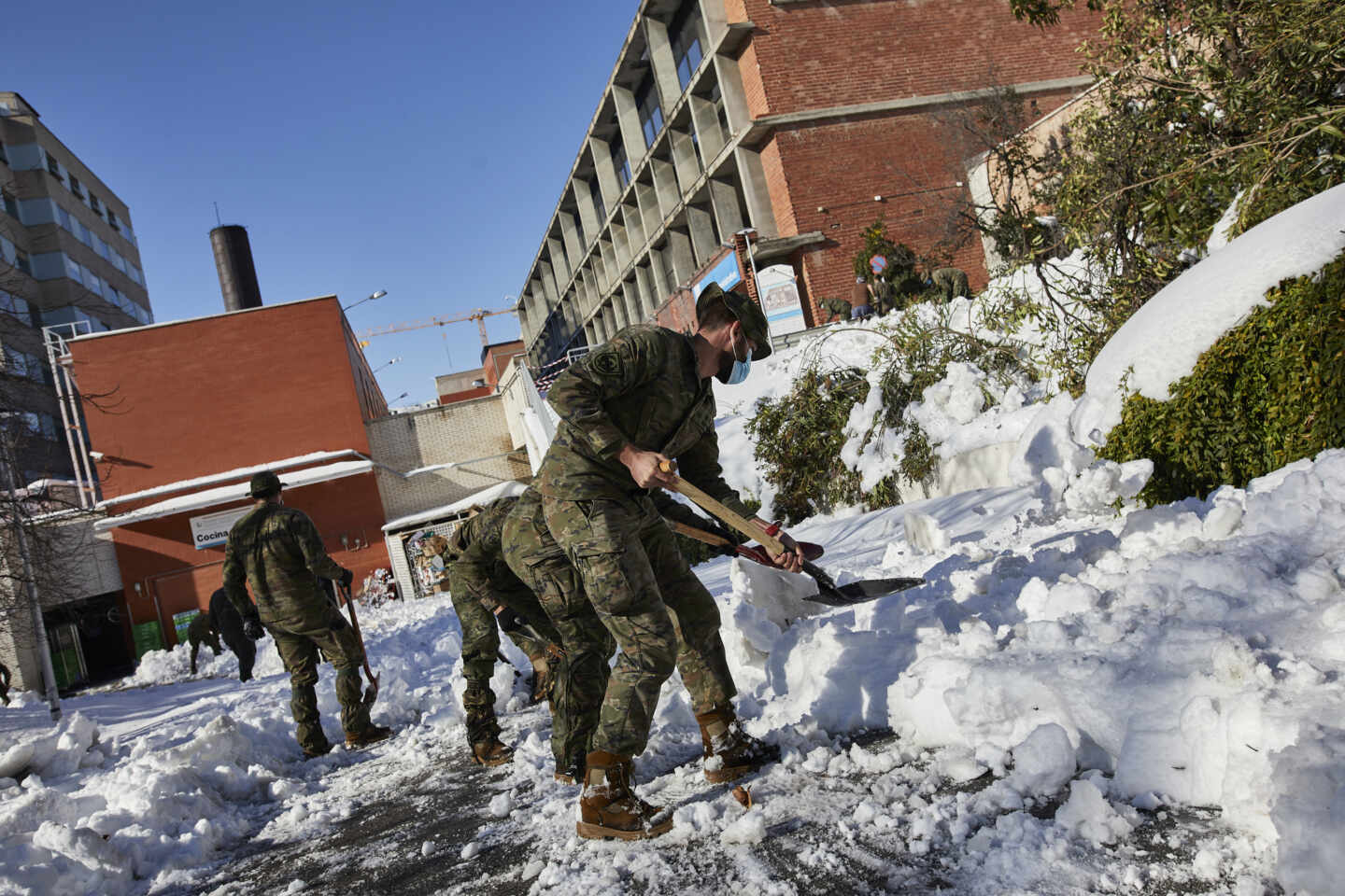 Militares del Ejército de Tierra limpian el acceso de entrada al Hospital Gregorio Marañón, en Madrid.