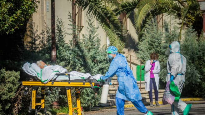 Sanitarios trasladan en camilla a un enfermo de Covid-19 al Hospital Virgen de la Montaña de Cáceres, Extremadura