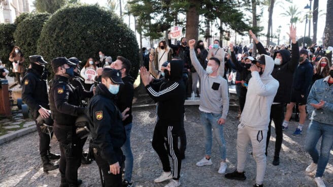 EuropaPress_3513783_agentes_policia_nacional_escoltan_manifestacion_convocada_consolat_mar_sede Manifestación en Palma de Mallorca del sector de la hostelería.