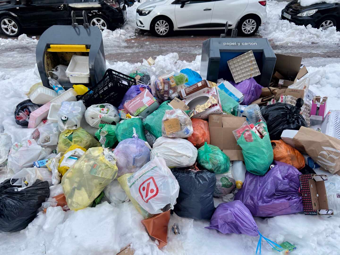 Basura acumulada tras la nevada.